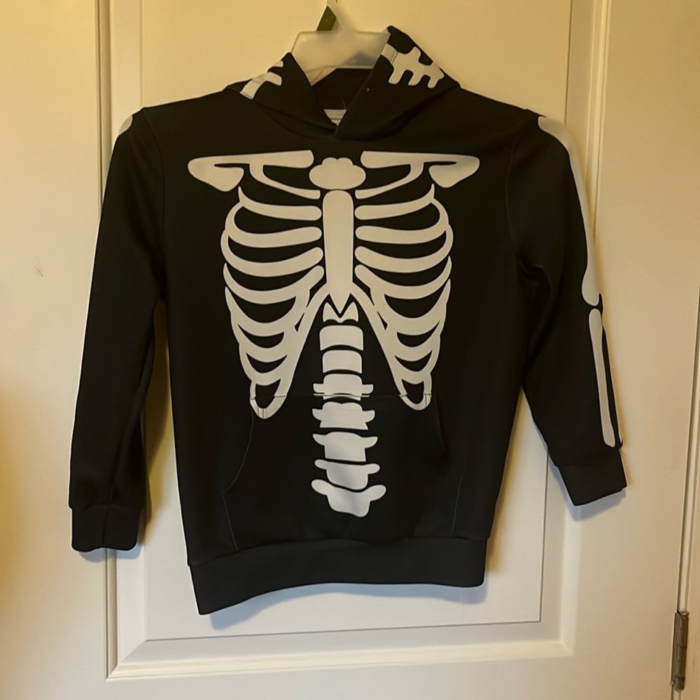 Besser Bay kids’ skeleton polyester hoodie size medium, color black with white
